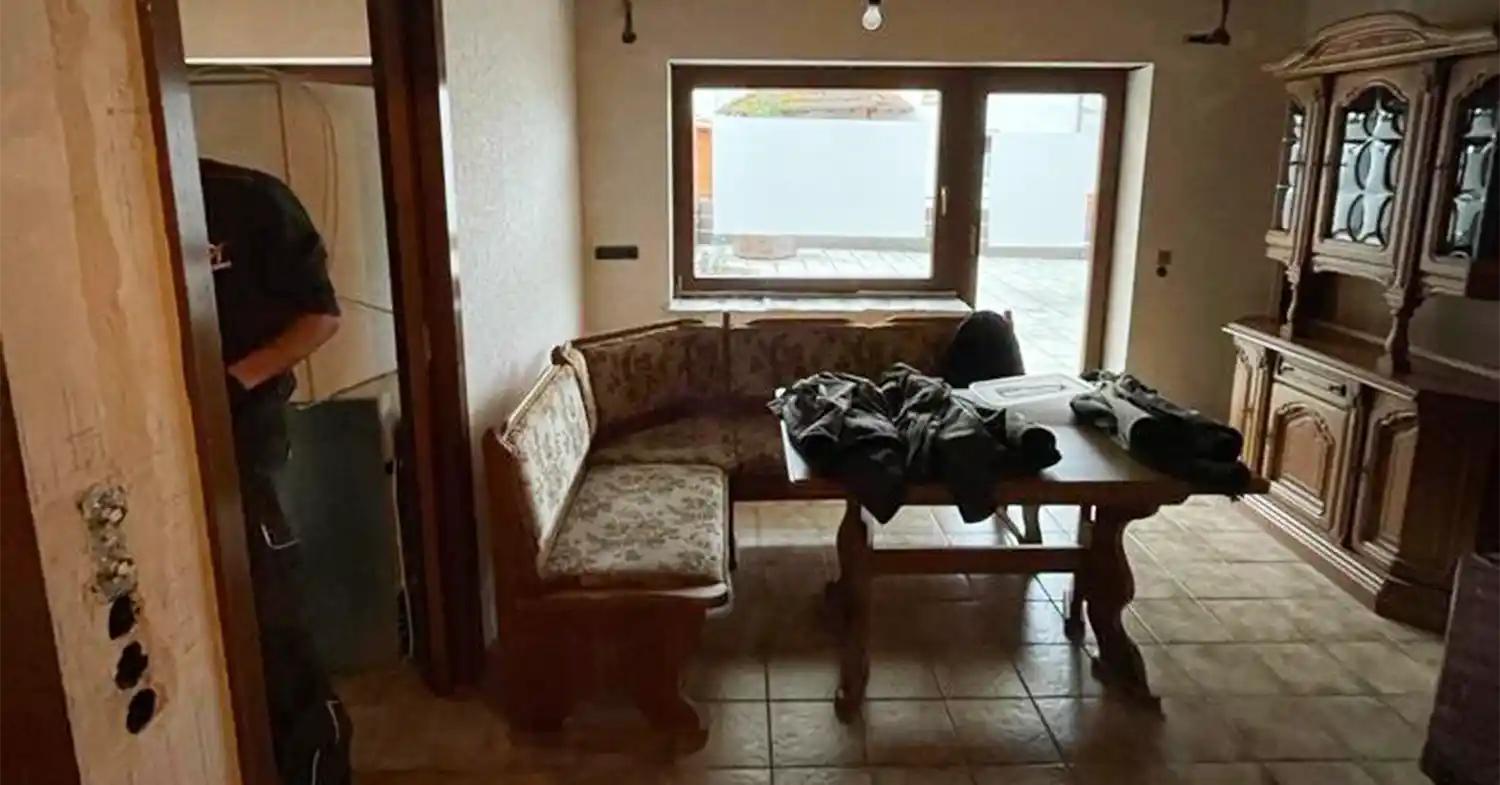 Wohnzimmer vor der Entkernung – alter Bodenbelag und verkleidete Wände