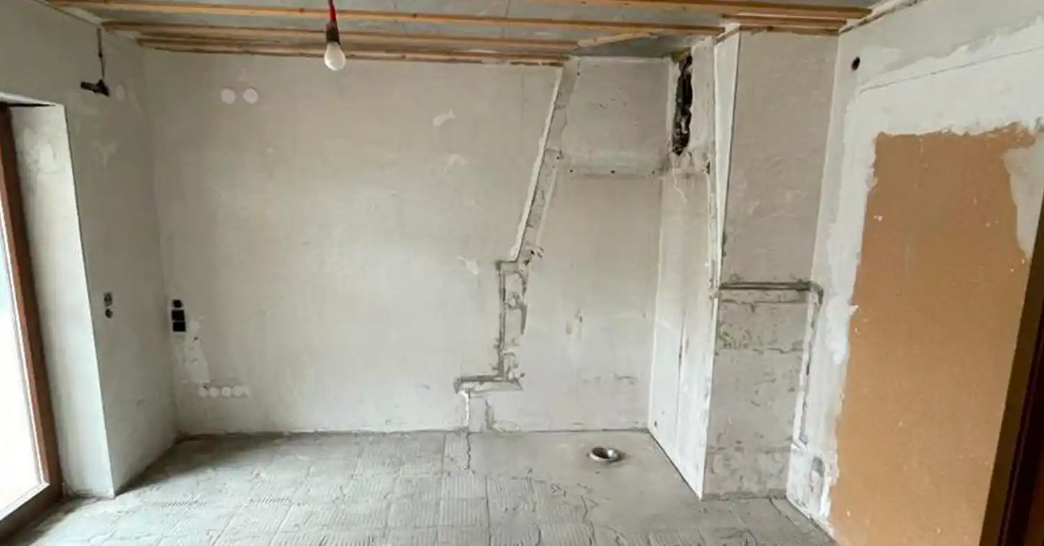 Wohnraum nach dem Ofenrückbau durch die Altbewährt GmbH – Fläche freigeräumt und besenrein