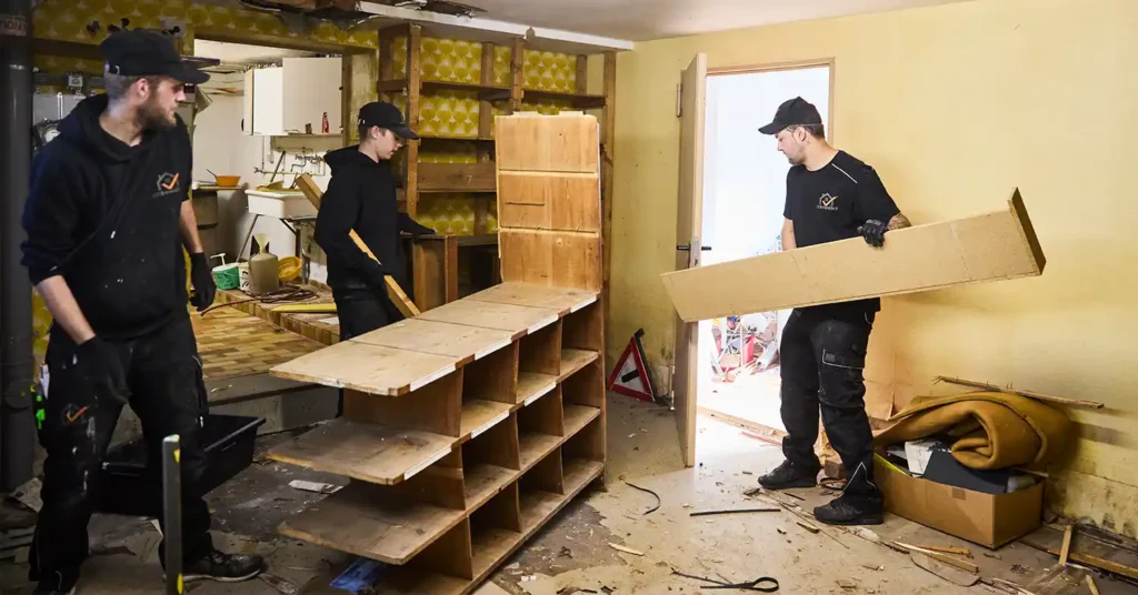 Altbewährt GmbH Mitarbeiter beim Entrümpeln einer Wohnung