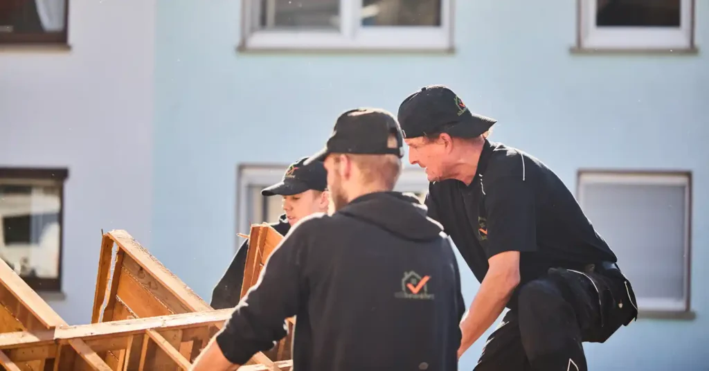 Altbewährt GmbH Entrümpelung - Mitarbeiter beim Aufladen von Sperrmüll