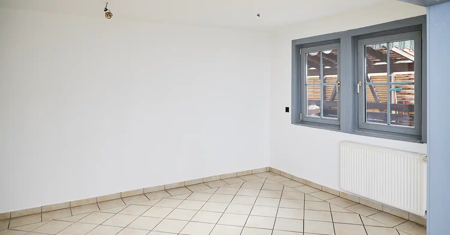 Nachher: Frisch gestrichene Wand mit sauberen Kanten nach den klassischen Malerarbeiten der Altbewährt GmbH